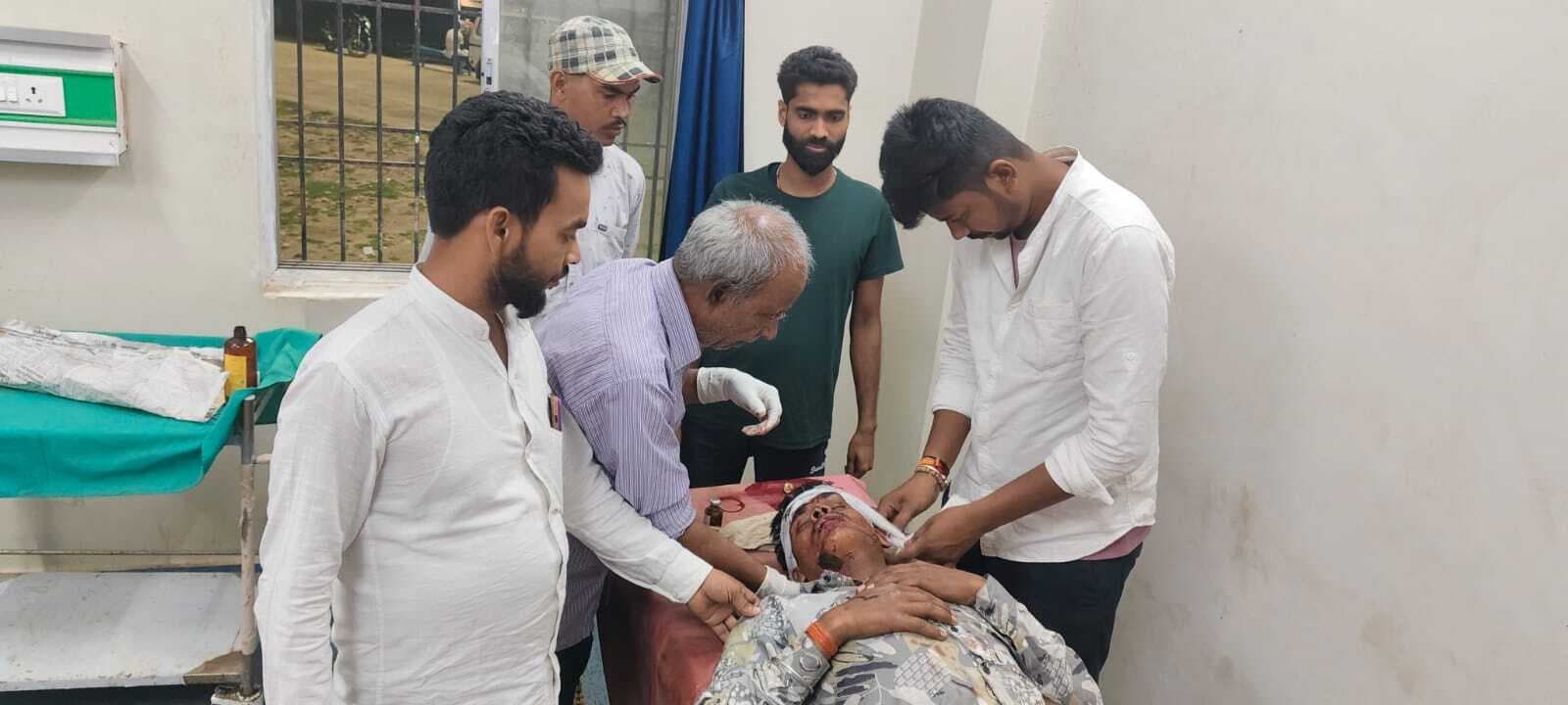 वाहन की चपेट में आने से बाइक सवार जख्मी