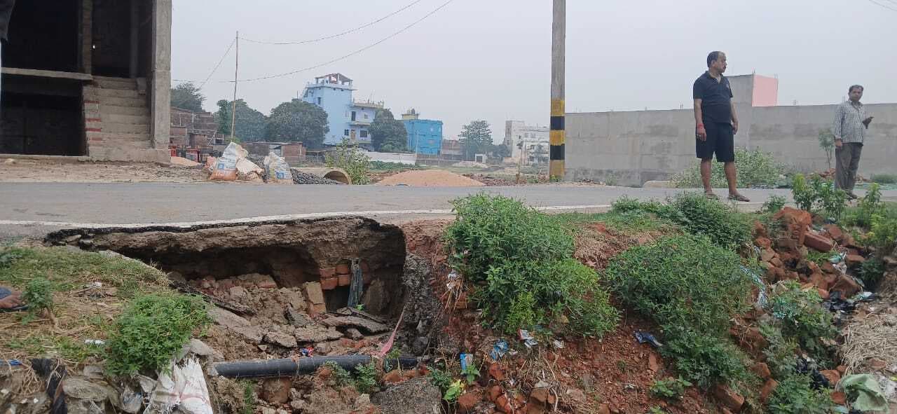 मुख्य सड़क में बना रेनकट, दुर्घटना की आशंका