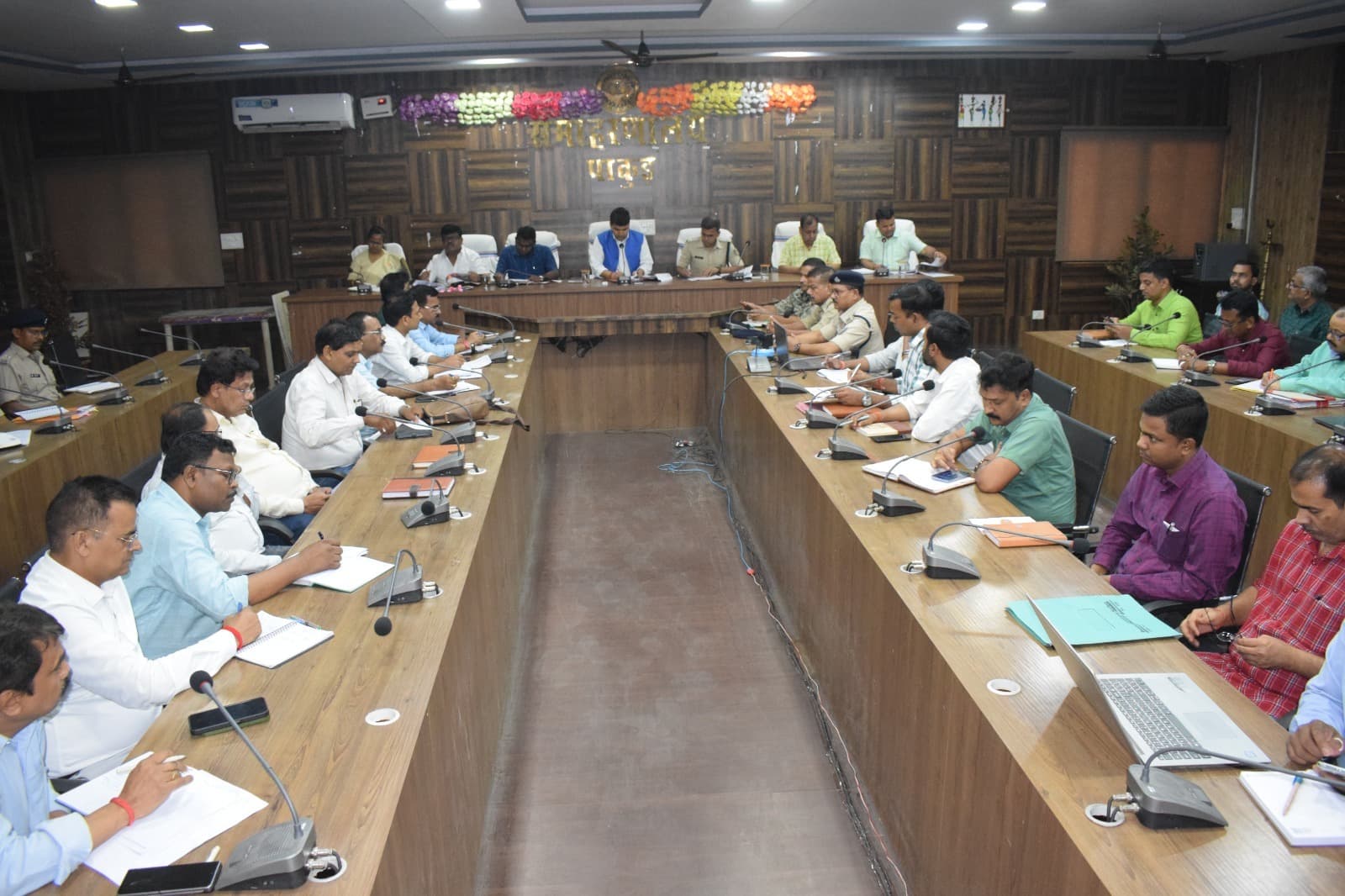 बिना अनुमति के संचालित क्रशरों पर करें एफआइआर : डीसी