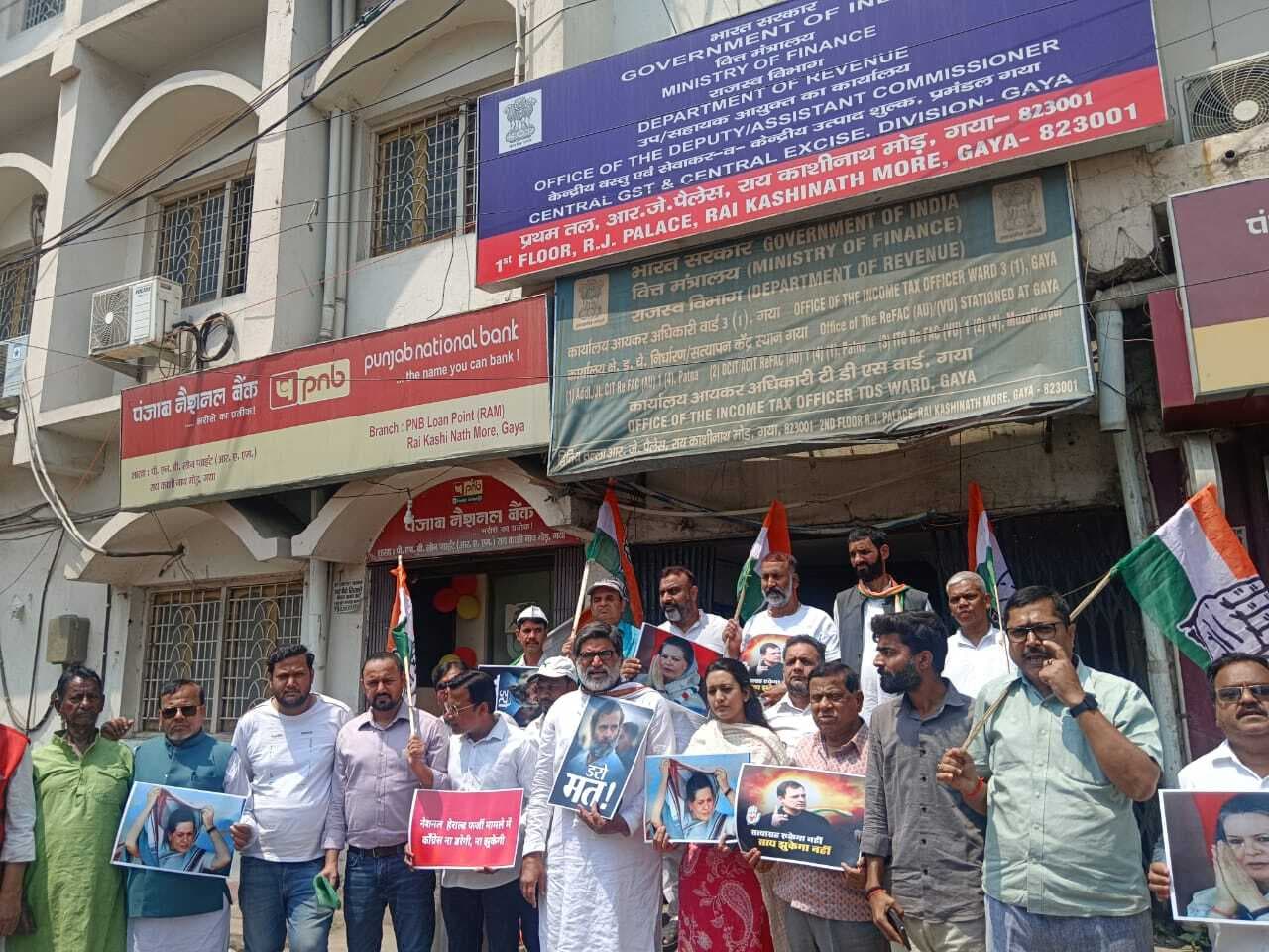 नेशनल हेराल्ड मुकदमे के खिलाफ धरना प्रदर्शन