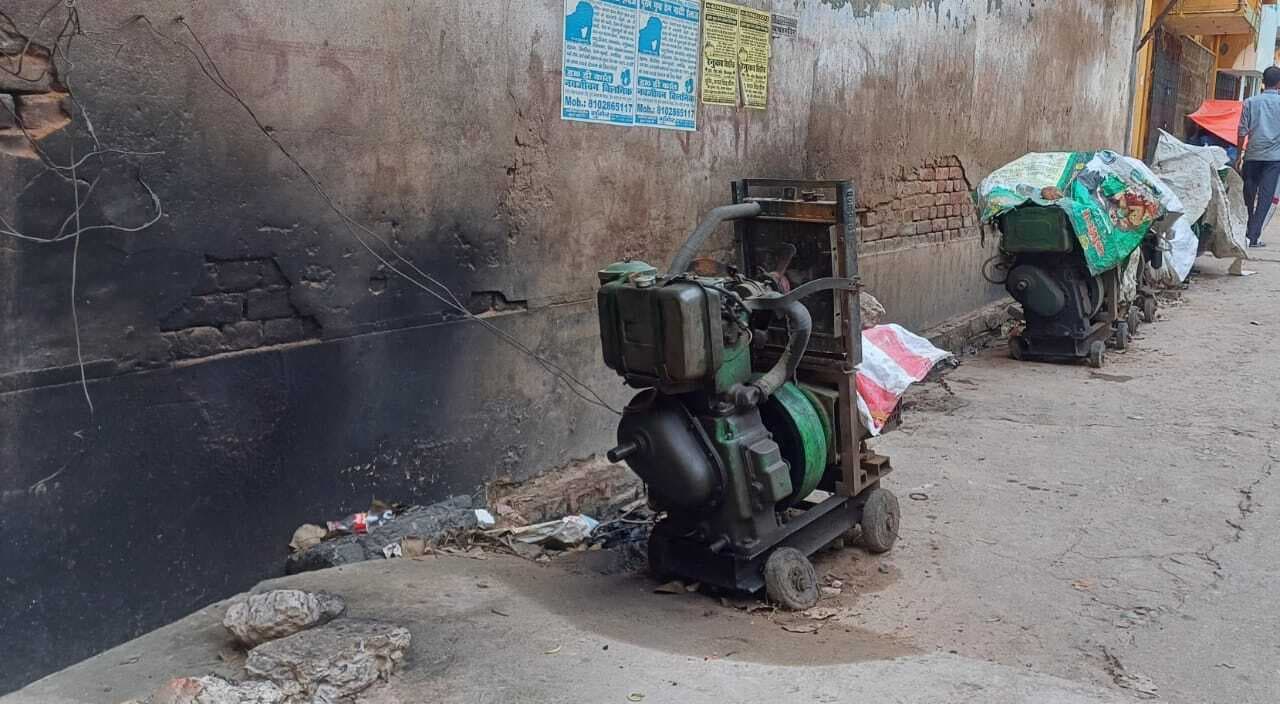 जहरीली धुआं उगल रही डीजल जेनरेटर, जुगाड़ व खटारा वाहन, प्रदूषित हो रहा वातावरण, घुट रहा दम