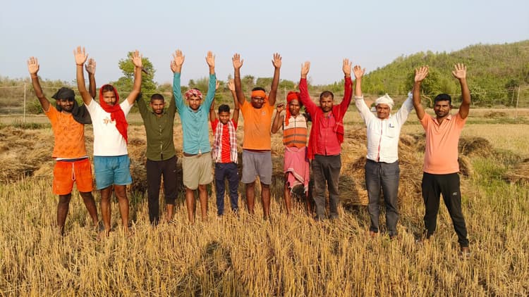 बर्बाद हुई फसल की मुआवजा को लेकर किसानों ने जिला प्रशासन से किया मांग