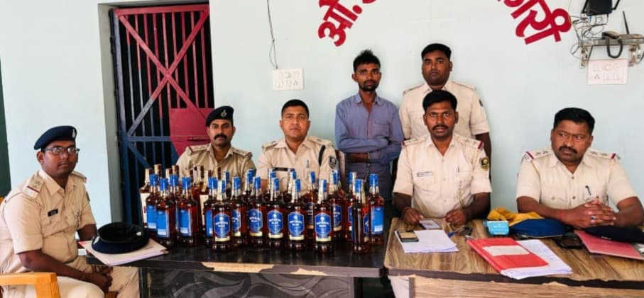 24 लीटर शराब के साथ तस्कर को किया गिरफ्तार