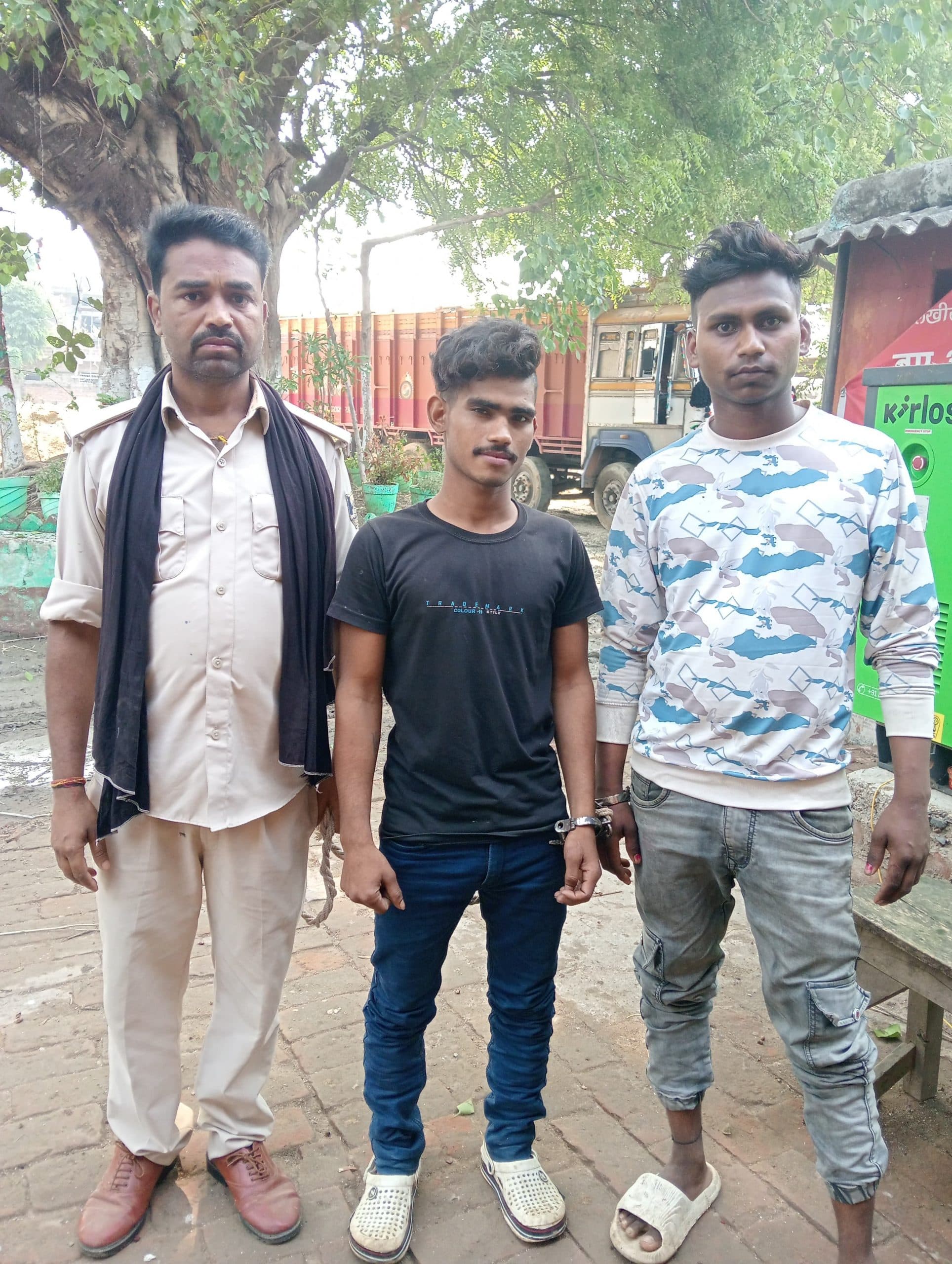 नशे की हालत में हंगामा करते दो युवक गिरफ्तार