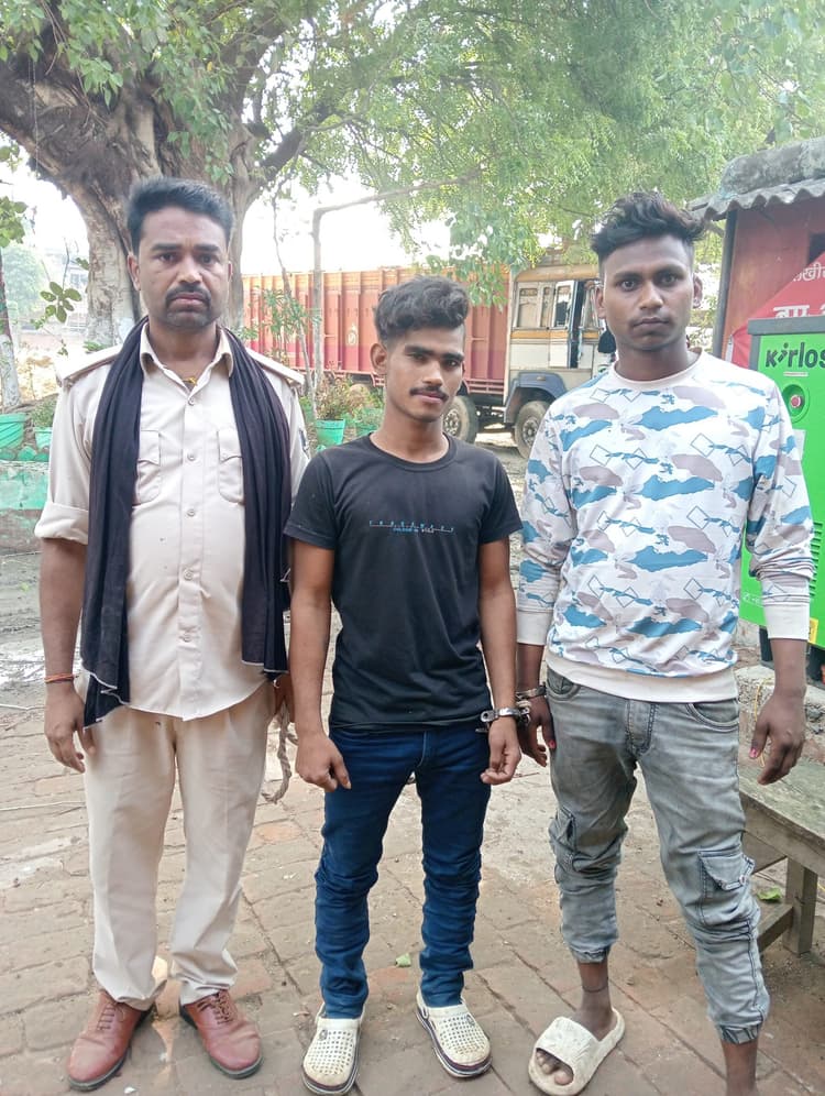 नशे की हालत में हंगामा करते दो युवक गिरफ्तार