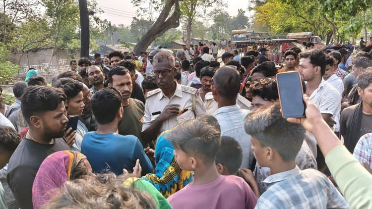 सड़क हादसे में युवक की मौत, आक्रोशित लोगों ने एनएच 327 ई को किया जाम