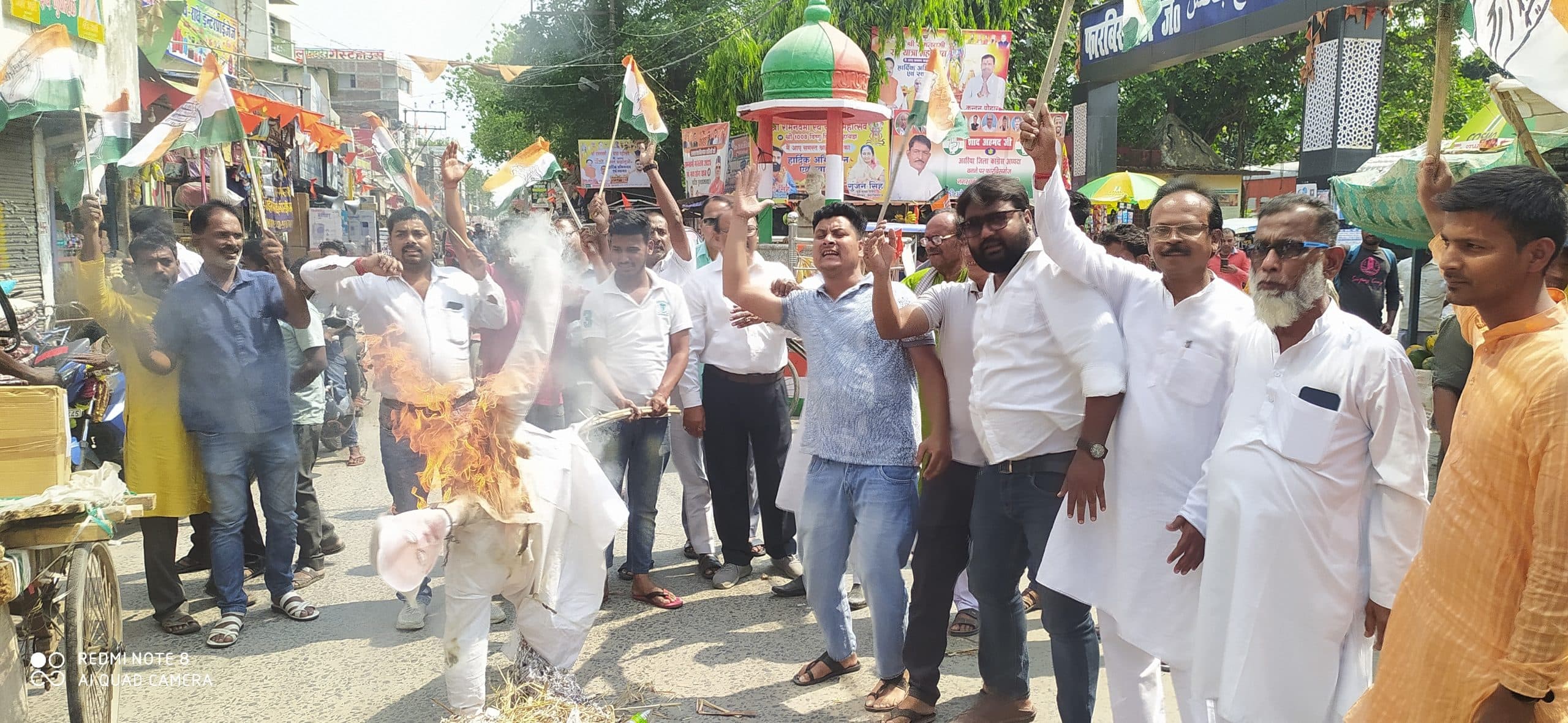 कांग्रेसियों ने पीएम का फूंका पुतला