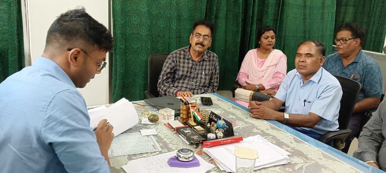 दुमका ब्लॉक के शिक्षकों को मार्च का नहीं मिला वेतन, पूर्व बीइइओ के खिलाफ शिकायत