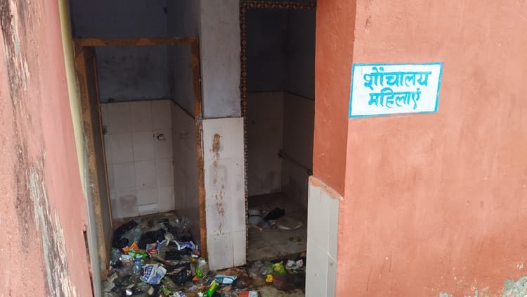 गिद्धौर रेलवे स्टेशन--- राजस्व लाखों रुपये प्रतिमाह, मूलभूत सुविधा नगण्य