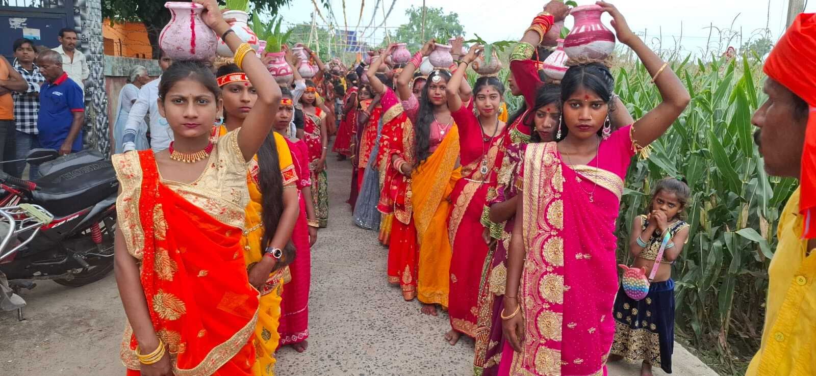 कलश शोभा यात्रा निकाली गयी, बड़ी संख्या में कुंवारी कन्याएं हुई शामिल
