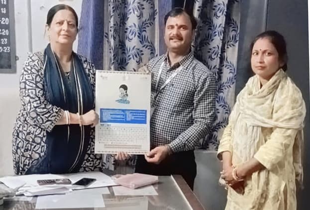 सीडीपीओ को भेंट की पोषण पुस्तिका