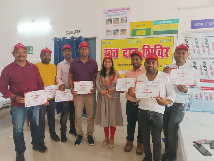 रक्तदाताओं को प्रशस्ति पत्र देकर किया सम्मानित