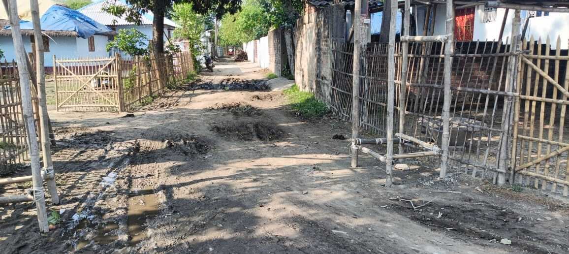 हल्की बारिश में कच्ची सड़क पर चलना हो जाता दूभर