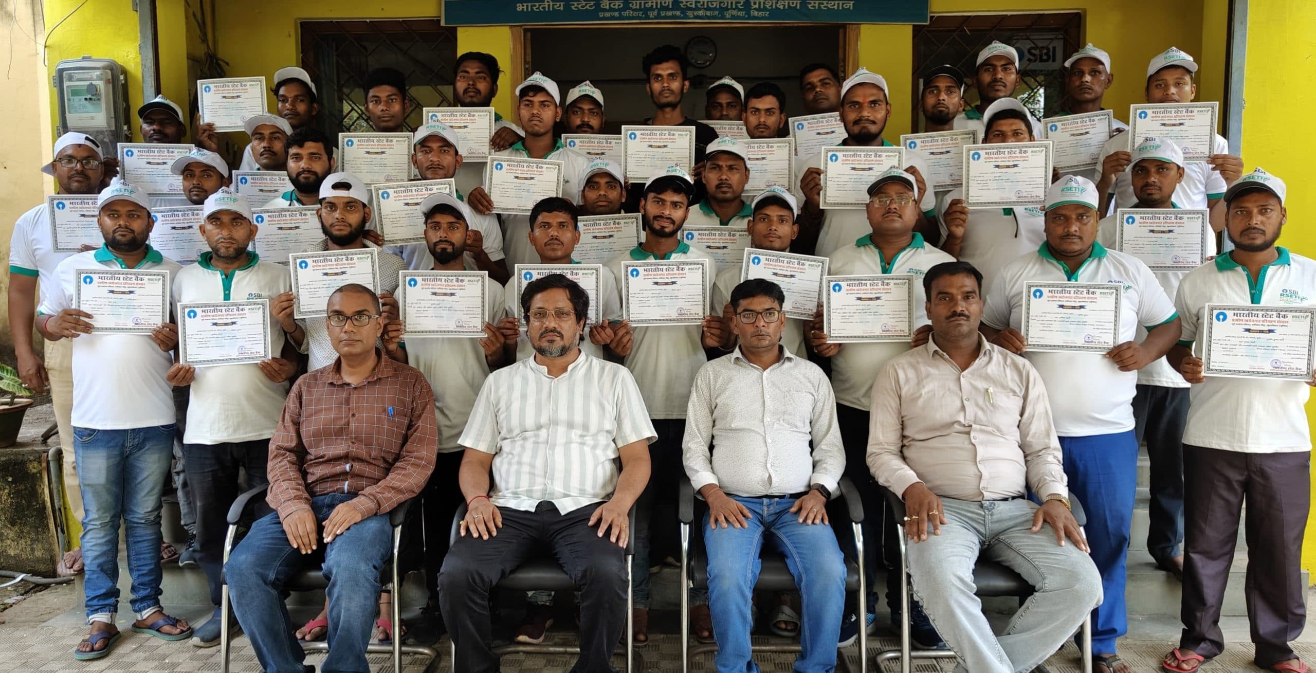 एसबीआई आरसेटी में मशरूम उत्पादन के 35 प्रशिक्षु को दिया प्रमाणपत्र