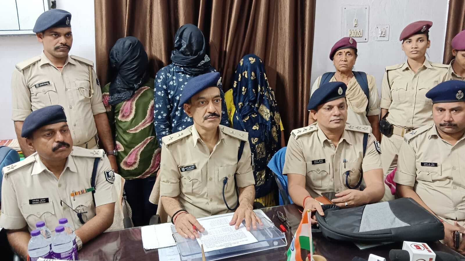 फरक्का एक्सप्रेस से चार तस्कर गिरफ्तार, दुर्लभ प्रजाति के 27 कछुआ बरामद