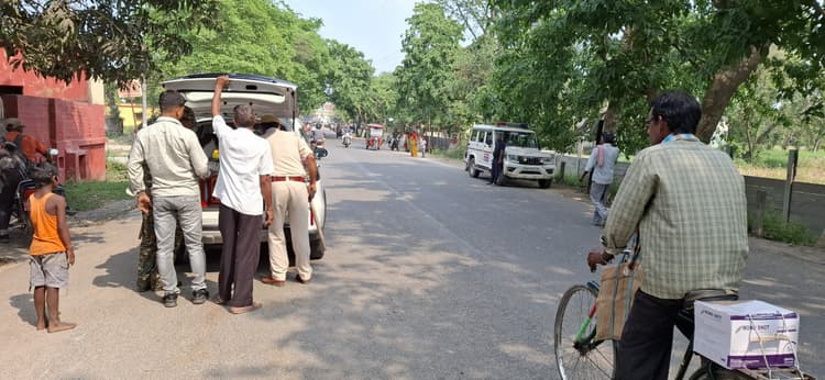 बाजार में चलाया गया वाहन चेकिंग अभियान