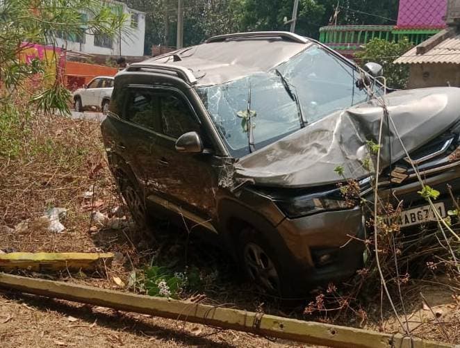 पोल से टकरायी कार, बाल-बाल बचे रामगढ़ ब्लॉक के नाजिर