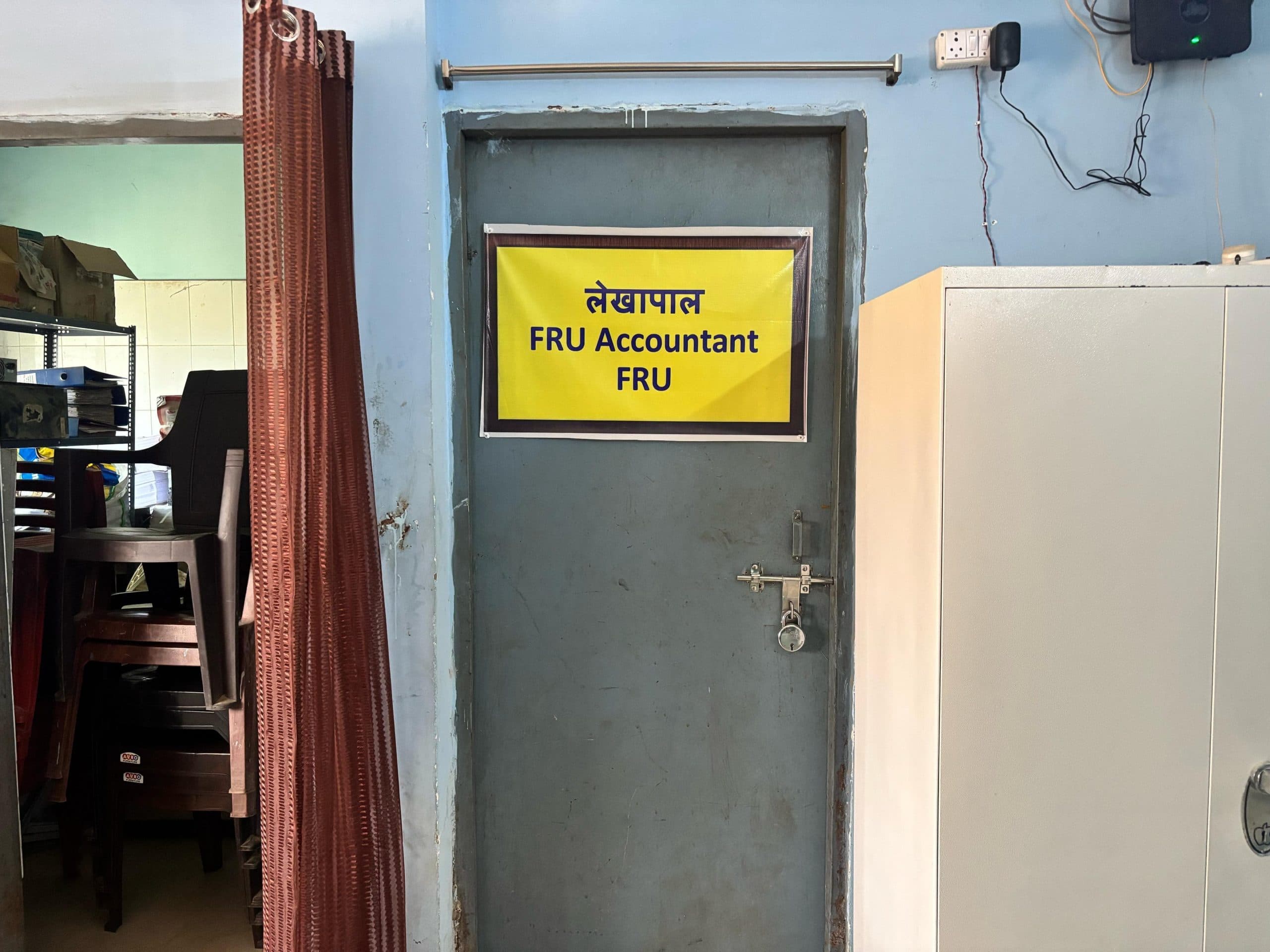 तीन दिनों से एफआरयू अकाउंटेंट कक्ष में लटक रहा ताला