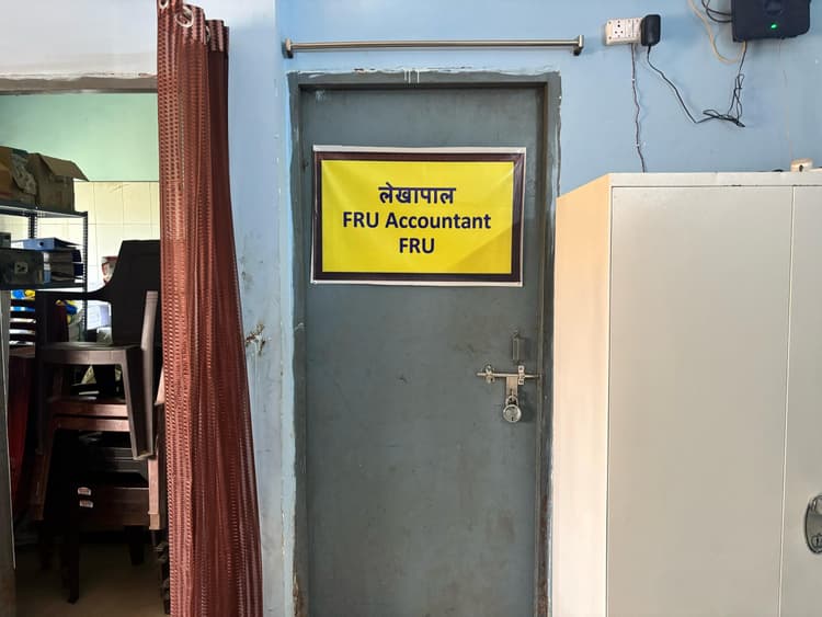 तीन दिनों से एफआरयू अकाउंटेंट कक्ष में लटक रहा ताला