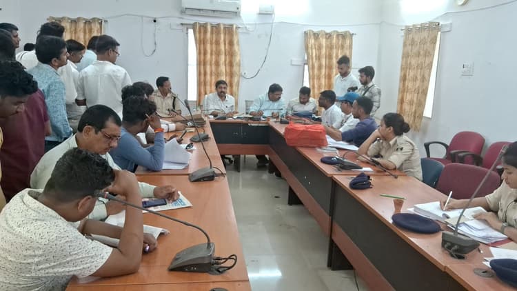 शराबबंदी में जब्त 69 गाड़ियों की कलेक्ट्रेट में हुई नीलामी, ₹11.5 लाख में बिके वाहन