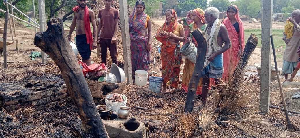 घर में लगी आग, हजारों रुपए की संपत्ति जल कर राख