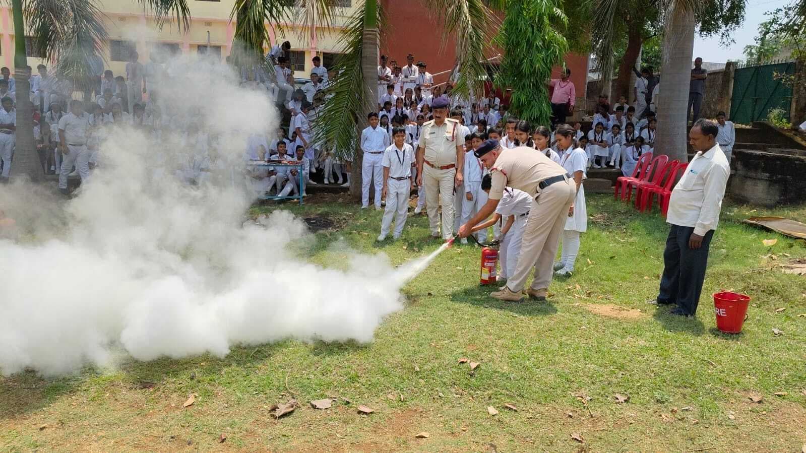 डीएवी के विद्यार्थियों को मिला अग्निशमन का प्रशिक्षण