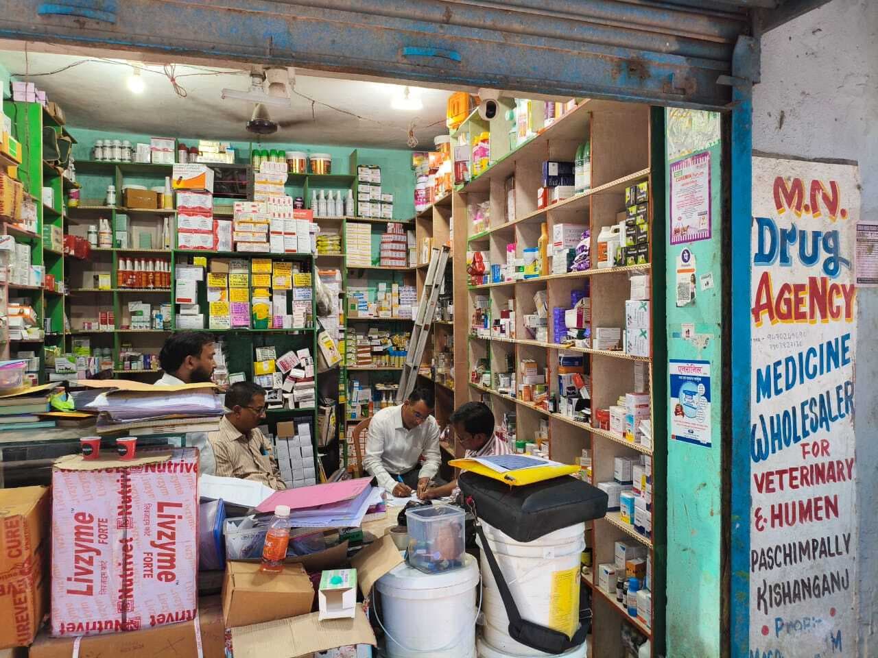 दवा दुकान में छापा, प्रतिबंधित सात प्रकार की पशु चिकित्सा की दवाएं जब्त