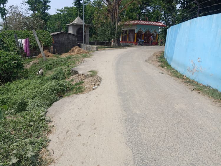 सड़क पर रेनकट दे रहा दुर्घटना को आमंत्रण