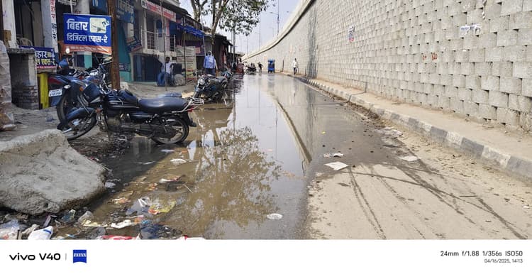 जलापूर्ति पाइप फटने से सात दिनों से बर्बाद हो रहा हजारों लीटर पानी