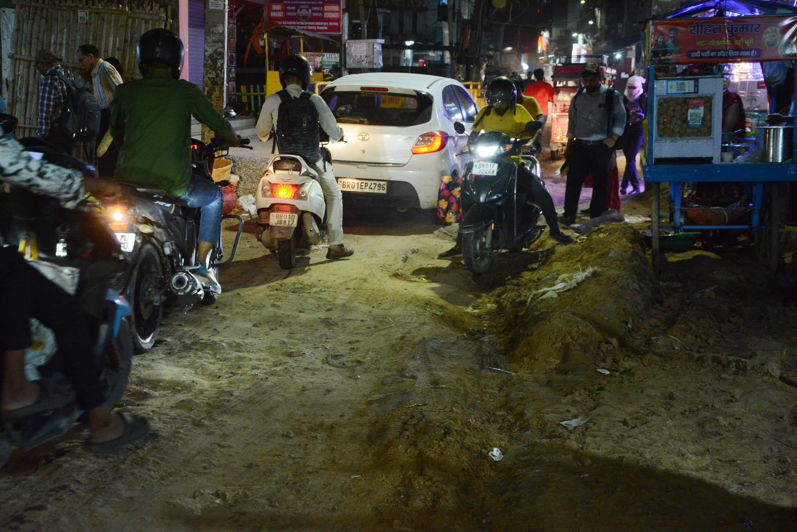 Patna News : सड़क को काटने के बाद मिट्टी से भर दिया गड्ढ़ों को, लेकिन अब तक नहीं हुई पिचिंग