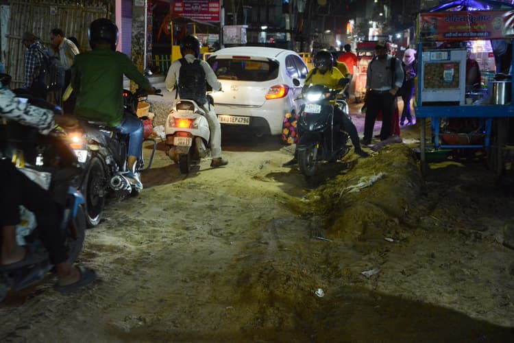 Patna News : सड़क को काटने के बाद मिट्टी से भर दिया गड्ढ़ों को, लेकिन अब तक नहीं हुई पिचिंग