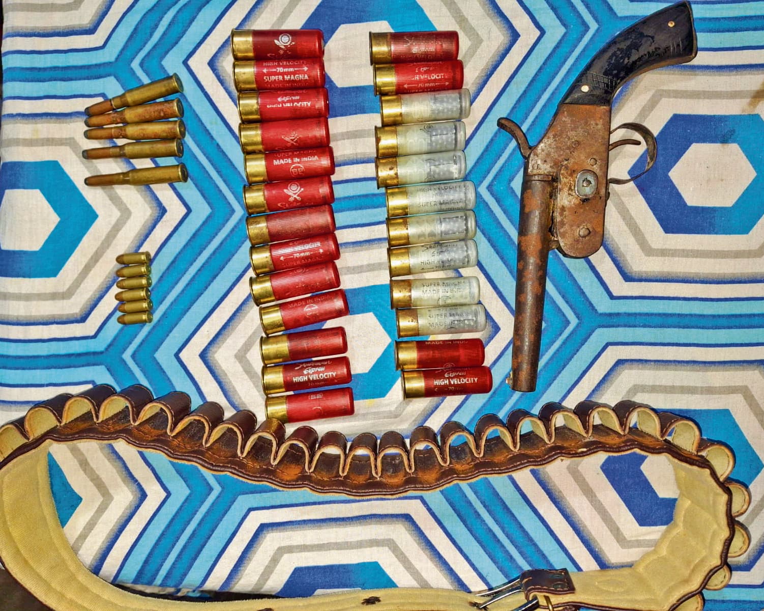 Saran News : दियारा क्षेत्र में पुलिस की छापेमारी, बड़ी मात्रा में शराब और हथियार बरामद