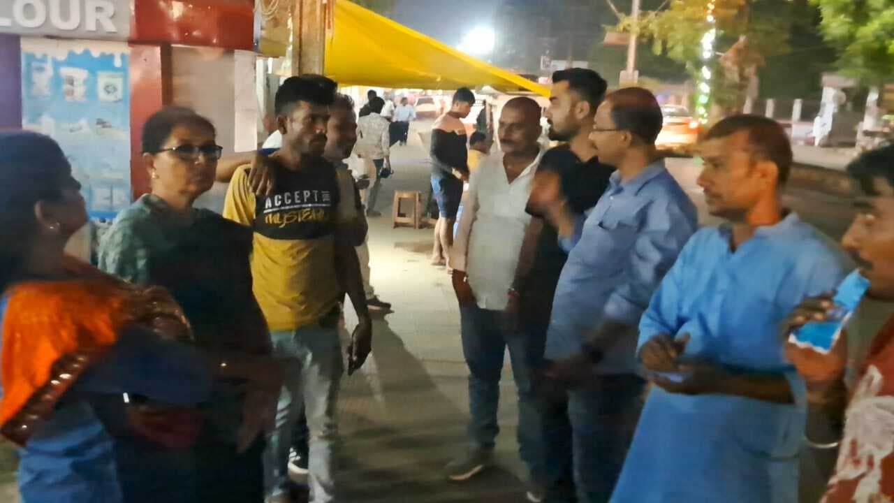 Teacher''s chain snatched in Samastipur:स्टेडियम मार्केट के समीप शिक्षिका के गले से उड़ायी सोने की चेन, आधा घंटा बाद पहुंची पुलिस