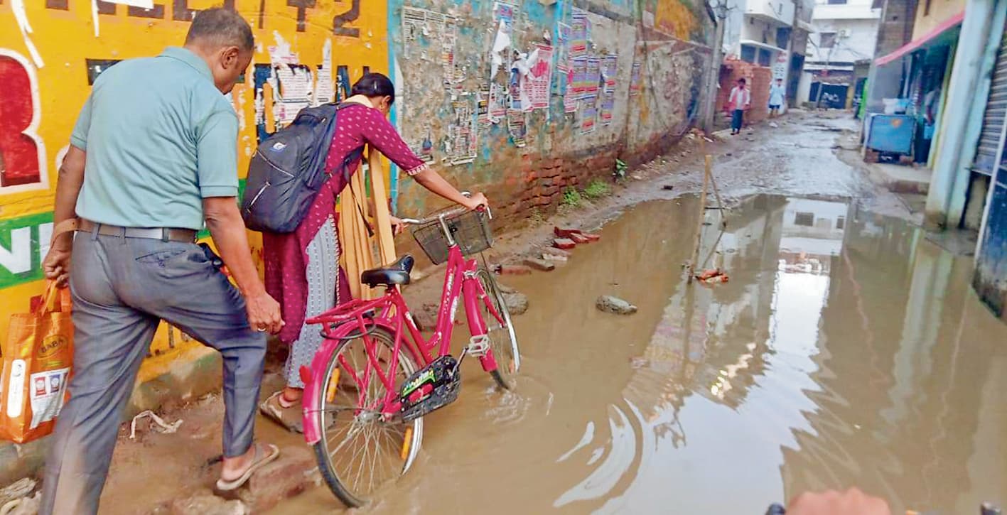 Saran News : गली-मुहल्लों में जलजमाव की स्थिति जस की तस, आवागमन में परेशानी