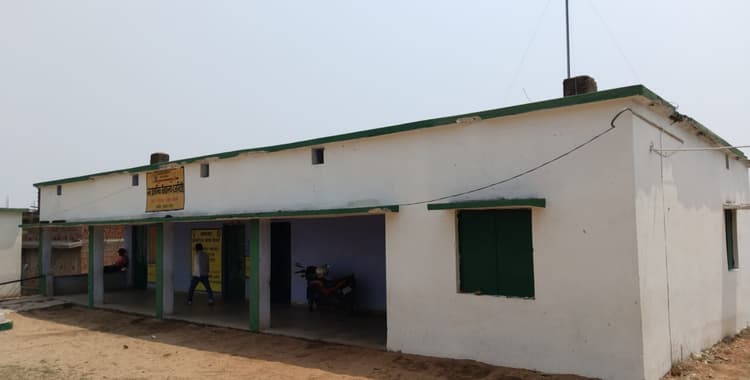 Bokaro News : एमडीएम के लिए 300 मीटर दूर से पानी लाती हैं रसोइया