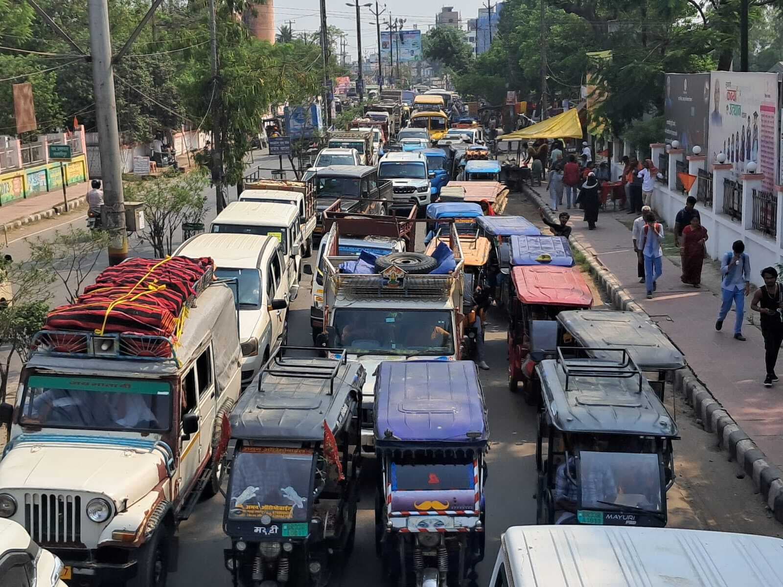 Samastipur News:सड़क पर बढ़ा वाहनों का दबाब, रफ्तार पर लगी ब्रेक