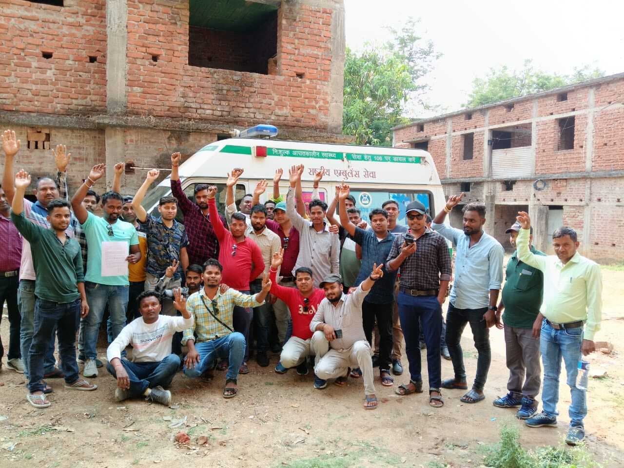 West Singhbhum News : दो माह से नहीं मिला मानदेय, हड़ताल पर गये 108 एंबुलेंसकर्मी