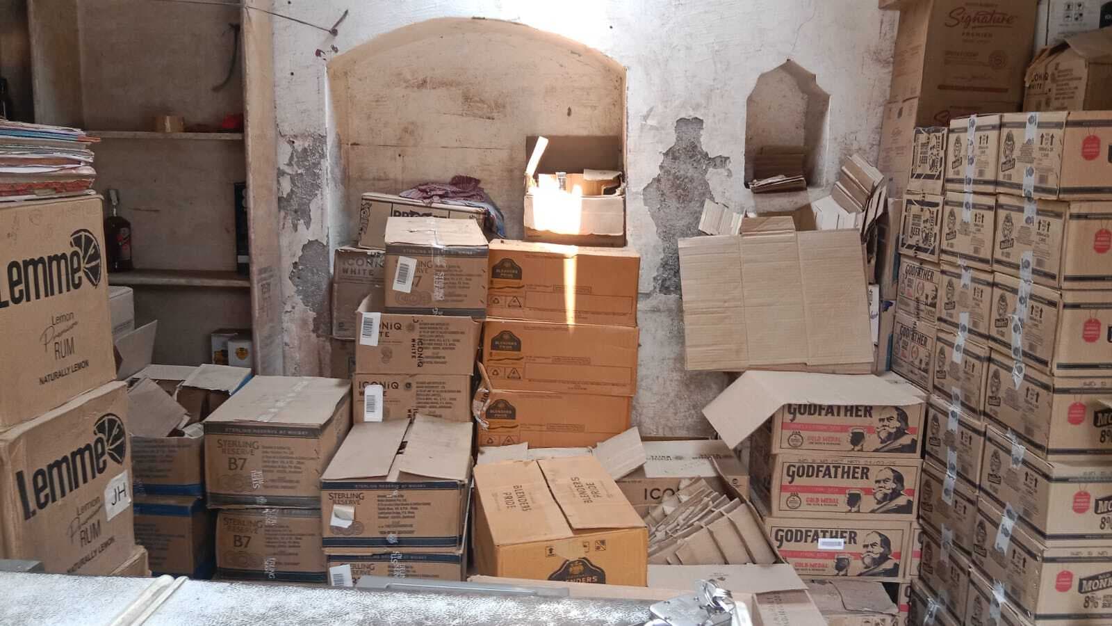 West Singhbhum News : शराब दुकान में सेंधमारी, कैश बॉक्स उठा ले गये चोर