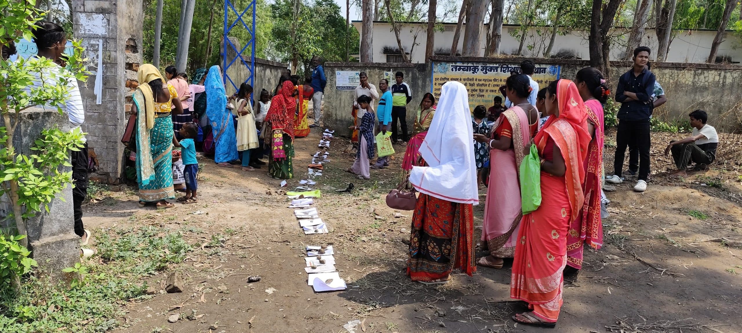 East Singbhum News : आधार के लिए घंटों धूप में मशक्कत, फिर भी मायूस लौट रहे ग्रामीण
