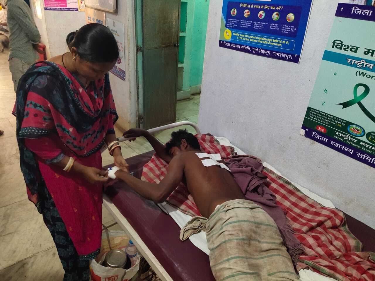 East Singbhum News : सबर युवक ने मां व चाचा पर चाकू से किया हमला, गंभीर