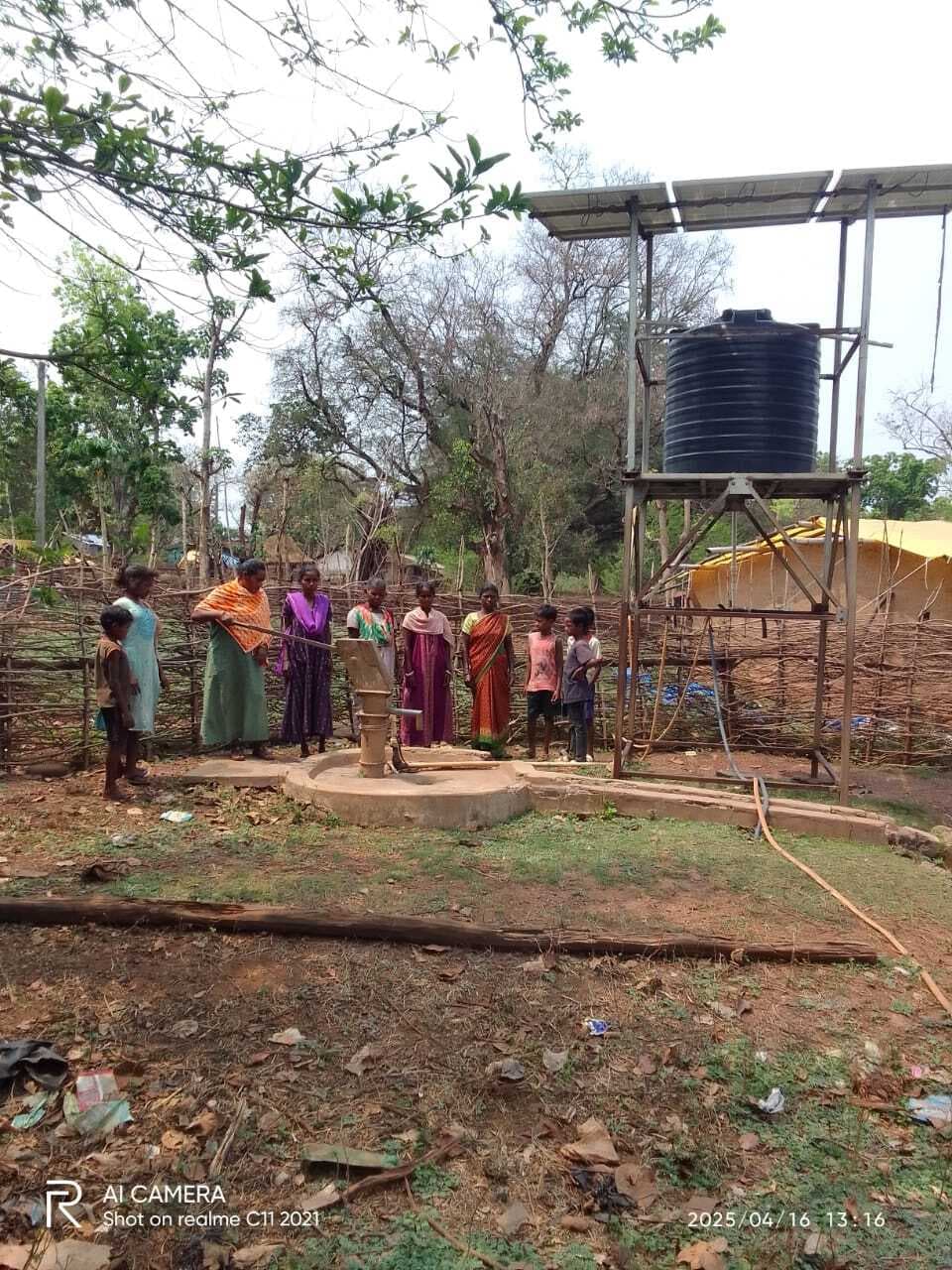 Chaibasa News : देवनदी का पानी छानकर पी रही 500 आबादी