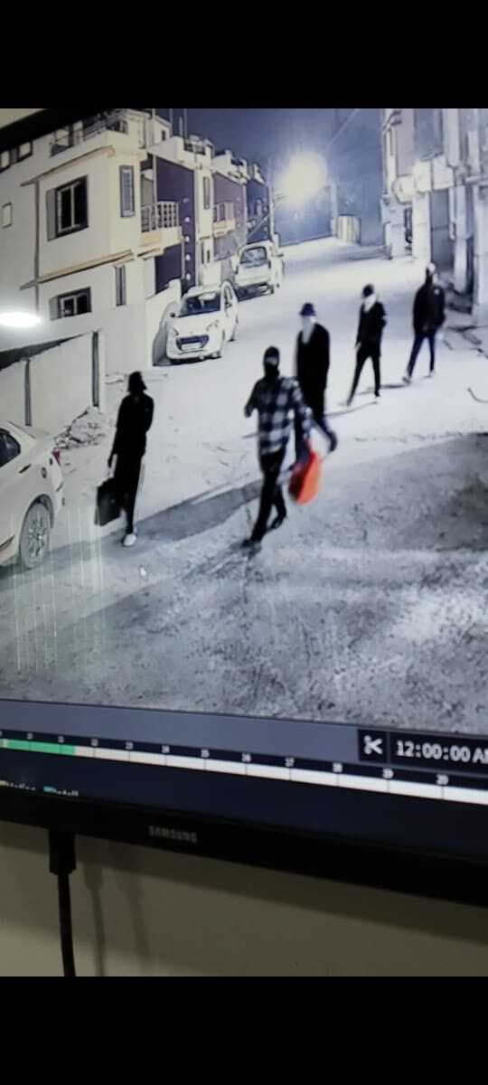 सात फ्लैटों का ताला तोड़ लाखों के गहनों की चोरी