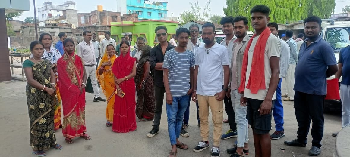 मूलभूत सुविधाओं की मांग को लेकर ग्रामीणों ने इसीएल कार्यालय में किया हंगामा