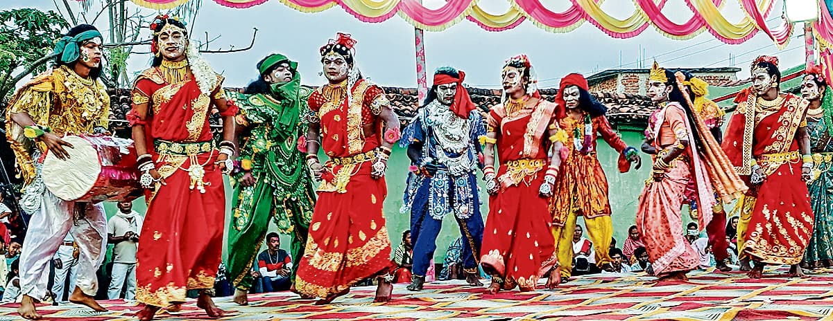 seraikela kharsawan news: कलाकारों ने खरसावां छऊ नृत्य से रच दी रंगों की मोहक छटा