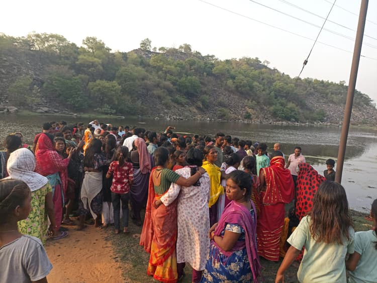 Dhanbad News: पोखरिया में गिरने से युवक की मौत, हंगामा