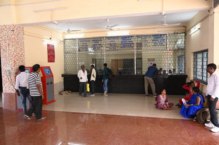 Jamshedpur News : आदित्यपुर स्टेशन पर व्यवस्था नहीं, शुरू कर दी गयी ट्रेन, टपक रहा पसीना, नहीं हिल रहा पंखा