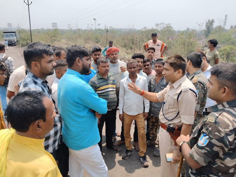 Dhanbad News: हाइवा के धक्के से स्कूटी सवार घायल, रोड जाम