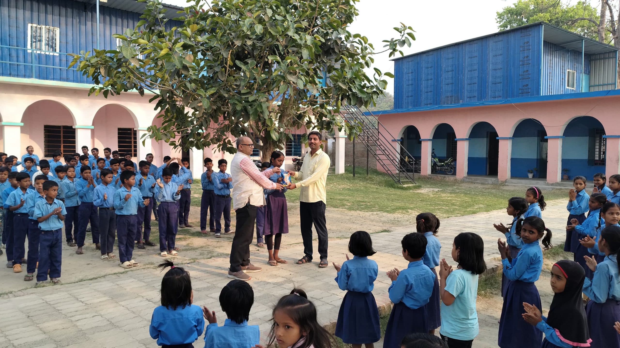 रेपुरा विद्यालय में रेगुलर उपस्थिति दर्ज कराने वाले छात्र-छात्राओं के बीच वितरण किया गया हॉर्लिक्स