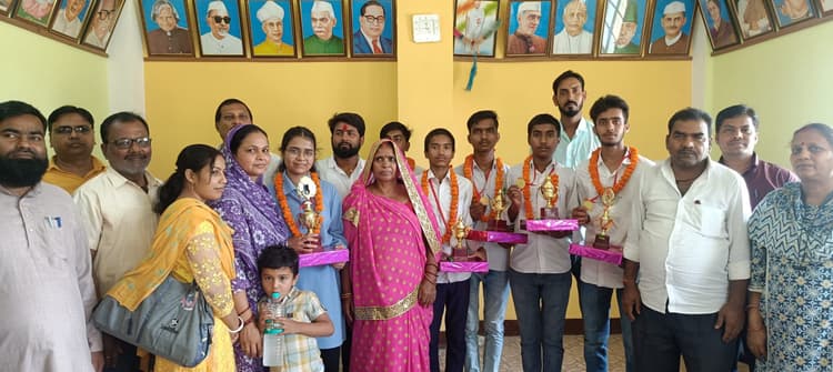 Motihari: महादेव साह हाइस्कूल में मैट्रिक-इंटर के टॉपर्स बच्चों को किया गया सम्मानित