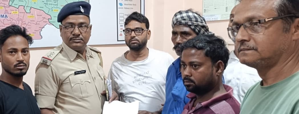 मदरसा जा रहे छात्रों क़ो ट्रक ने चपेट में लिया, एक की मौत, दो घायल